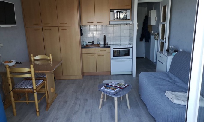 Courseulles-sur-Mer Condo | Joli Appartement Avec Chambre Séparée et Grande Loggia à 200m de la Plage