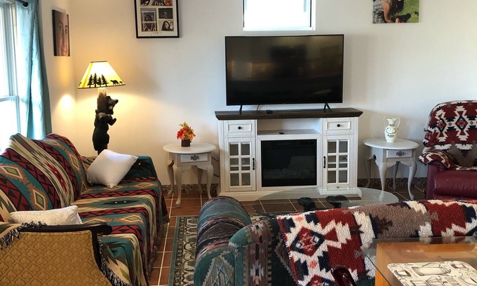 Jim Thorpe Apartment | Josephine's Apartment at Packer Hill Avenue-DOWNTOWN Jim Thorpe