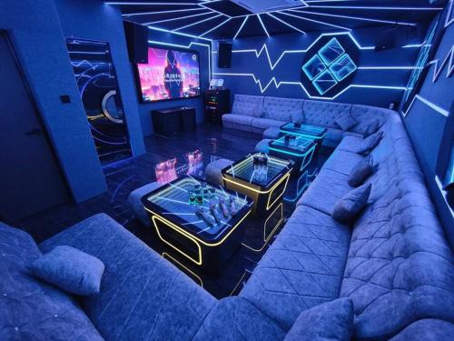 Taman Daya Villa | JPP l 角头间豪华私人KTV房120寸电视BBQ自动麻将机桌球PS4可以睡29个人5分钟Austin