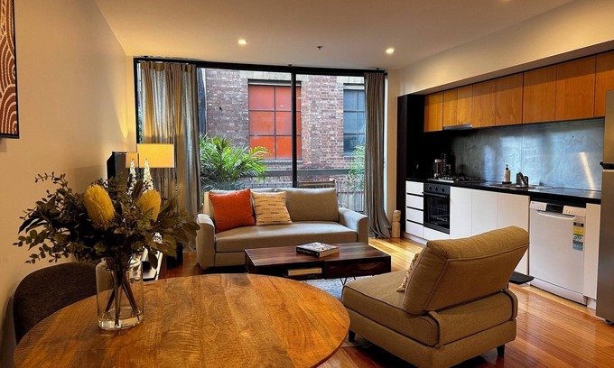 Chinatown Apartment | Juliet: Stylish 1 bedroom laneway apartment. CBD. Parking, Parking option