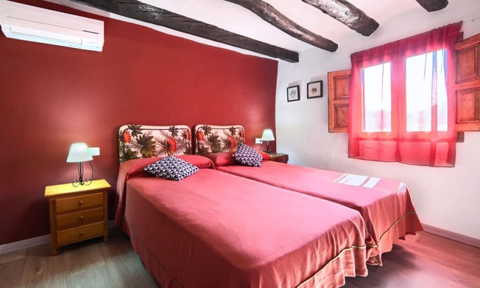 Ejulve House | Junior Suite-Private Bathroom-Mountain view-Roja