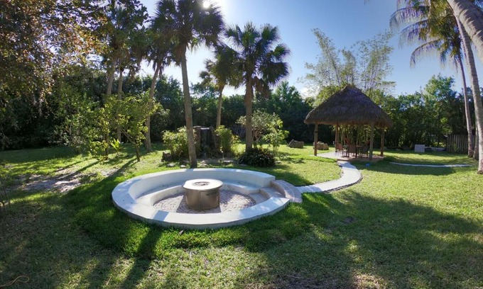 Jupiter Farms House | JUPITER WATERFALLS - NEWLY UPDATED - TIKI HUT, FIRE PIT, KITCHEN, POOL HEATER and MORE