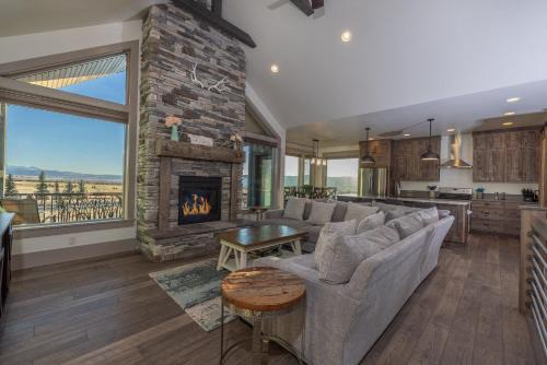 Star Valley Ranch House | KABINO NEW Huge Views Garage Gym Room Fishing Snowmobile