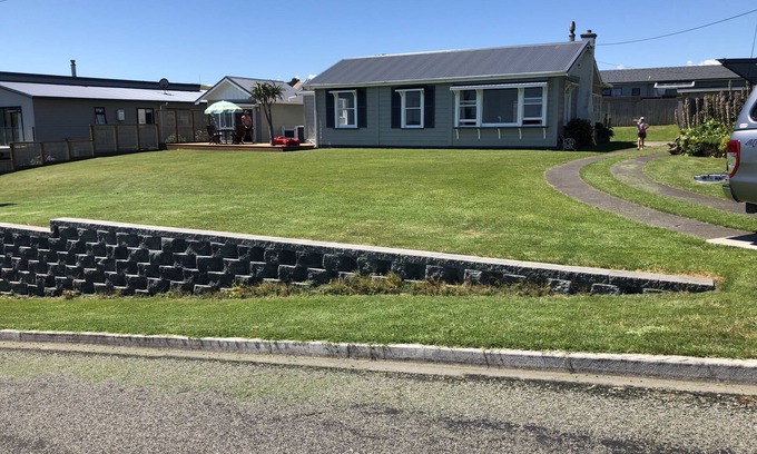 Kai Iwi House | Kai Iwi Beach House. Close to a fantastic west coast beach. Amazing views.