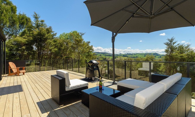 Lower Kaimai Cottage | Kaimai Views Escape - Perfect Country Getaway for Couples!