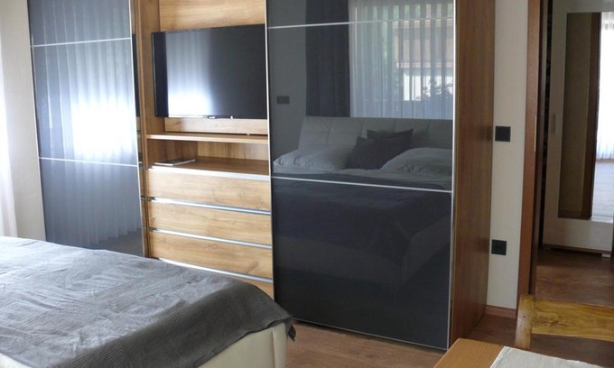 Offenhausen Apartment | "Kaiser's" Ferienwohnung mit Balkon und Garten