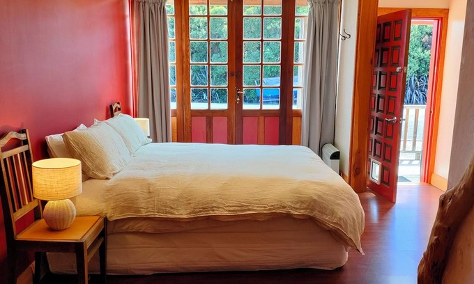 Karitane Apartment | Karitane Guesthouse in seaside village, close to beautiful river and beach.n