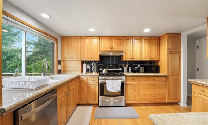 Kent House | KentRenton-EntireUpperUnit Duplex with Large Deck