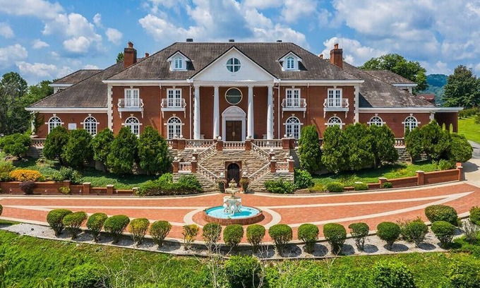 Printer House | Kentucky's Majestic Mountaintop Estate with pool: The Bluegrass Palace
