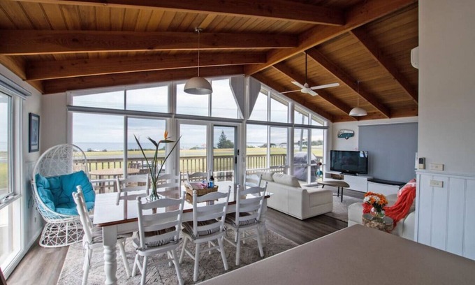 Kilcunda House | Killy Views Stunning Oceanfront View, Pet Friendly, Fireplace sleeps 7, 10 minutes to Phillip Island FREE EV Charging station (7kW)