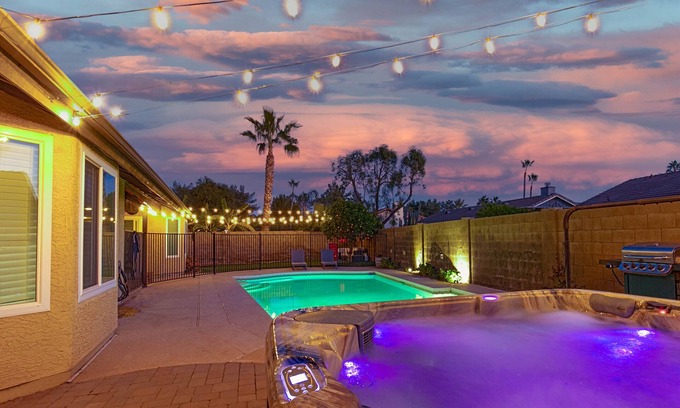 Gilbert House | King Bed - Downtown Gilbert - Hot Tub, Pool, Entertainment, Arcades + Projector!