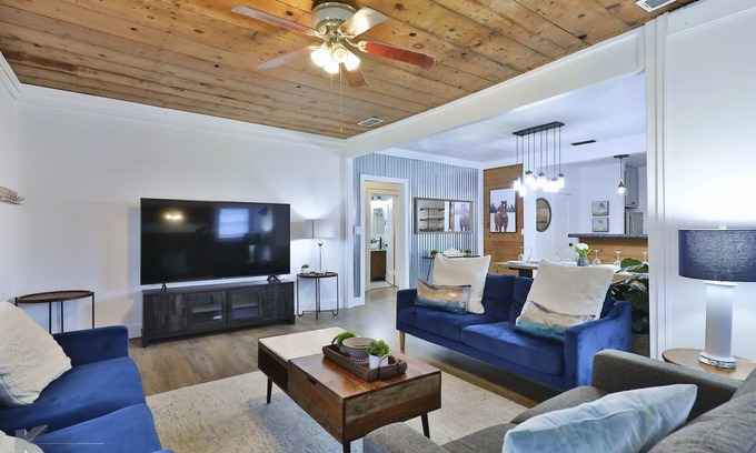 Abilene Cottage | King Bed Entire Home with Kitchen near ACU Abilene, Zoo