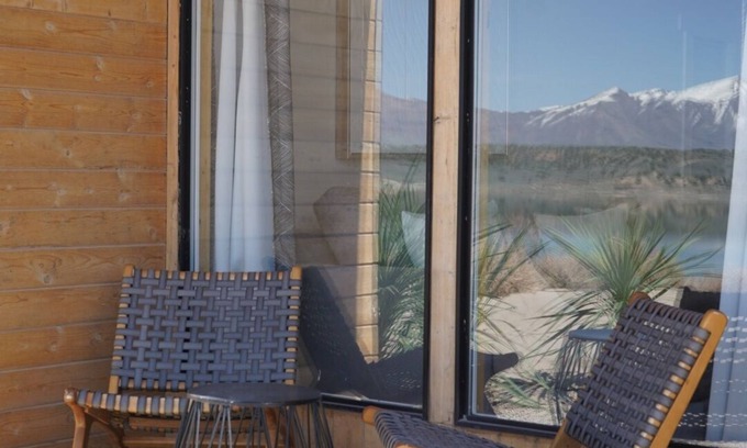 Levan Cabin | King Bed-Firepit-Shade-Chairs-Dark Skies