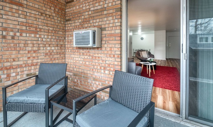 Racine Apartment | KING BED☆Remote Workspace☆FAST WIFI☆Garage Parking