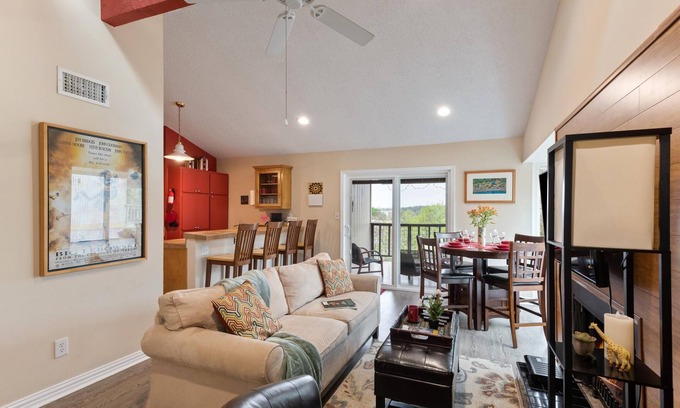 Barton Hills Condo | King bed, view, patio, .33 miles to Barton Springs/Zilker Park, @2 miles to DT!