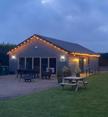 Newark upon Trent House | King Richard's Luxury Lodge - Sleeps up to 8, Dog Friendly, Near Sherwood Forest at Fairview Farm in Nottingham set in 88 acres and great for Groups, Family Gatherings & Corporate events