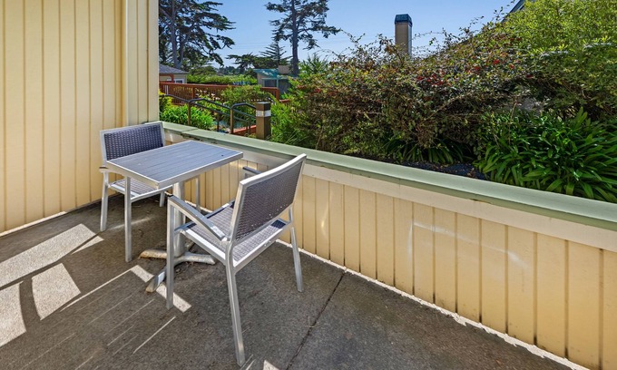 Bodega Bay Hotel | King Room ADA with Balcony