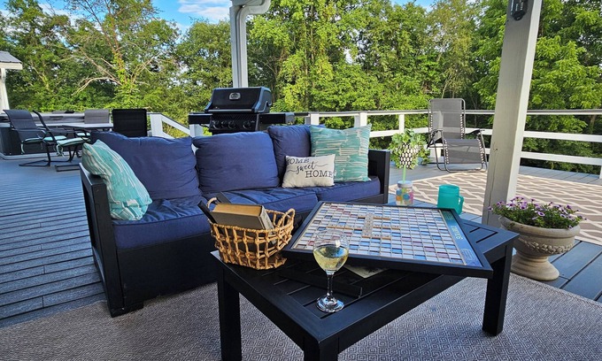 Crossville - Harriman Apartment | King Suite: 3 Bedrooms, 2 Baths, Jacuzzi, on a Nigerian Dwarf Goat Petting Farm!