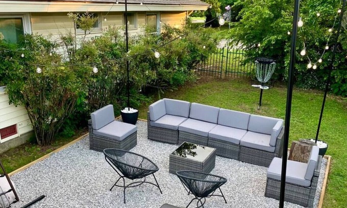 Mayo Meadow House | King Suite | EXPO | Hot Tub | Ping-Pong | Spacious