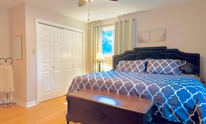 Goderich House | KingBed,Sleeps10+,SmrtTV,BBQ,Gym,FireTable,FullKitchen. All in walking distance.