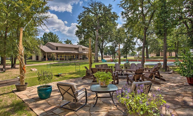 Kingston House | Kingston Home w/Pickleball: Steps to Lake Texoma!