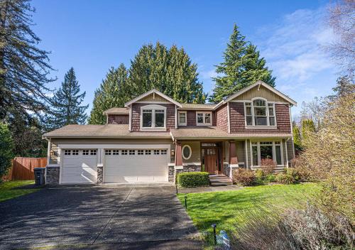 South Juanita House | Kirkland's Expansive Custom-Built Family Haven Near Juanita