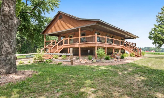 Arkdale House | Knotty Pine Escape