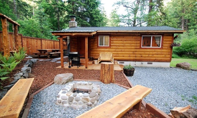 Ashford Cabin | Knotty Shack Cabin-Unique Log Cabin with Hot TubnStay, Explore, Retreat & Repeat