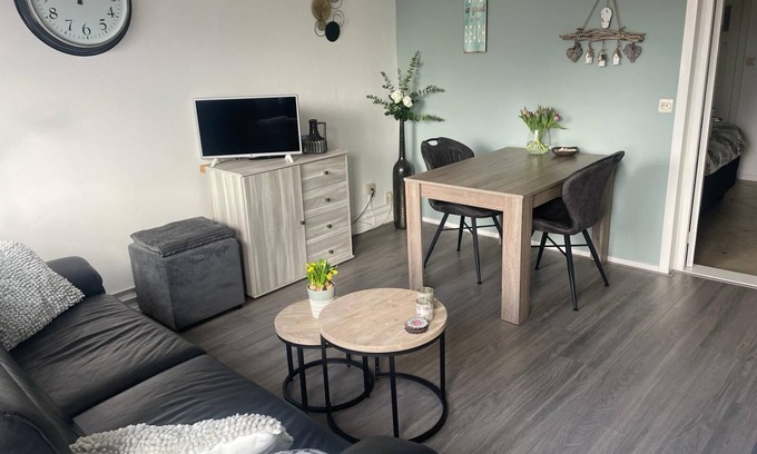 Petten Apartment | Knus Zomerhuis in Centrum van Petten op Loopafstand van bos en Strand