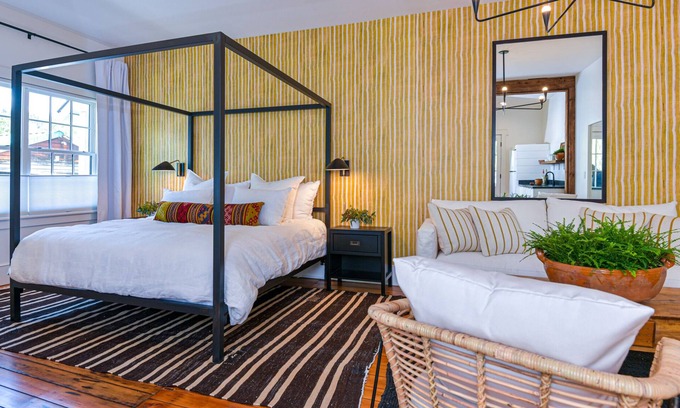 Jacksonville House | Kubli Haus - Suite #2 ~ Luxury, Style & Location, 1 block to Britt