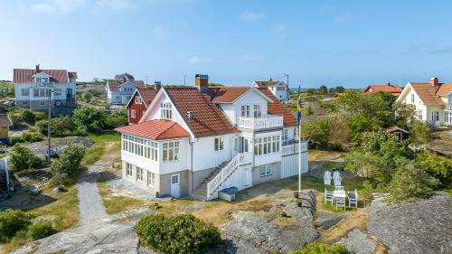 Karingon Apartment | Lägenhet med havsutsikt & uteplats i vårt hus på Käringön