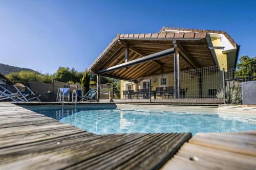 Cleurie House | L'écrin de Xattys - Gîte haut de gamme avec SPA, Terrain de pétanque, Piscine et Baby-foot