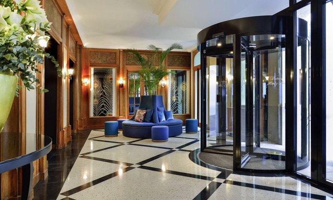 Quartier de la Porte-Saint-Denis Hotel | l'Echiquier Opéra Hotel Paris - MGallery Collection