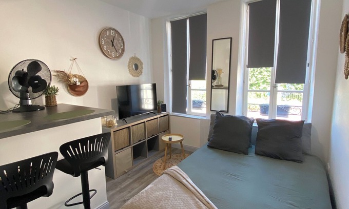 Saint-Quentin Apartment | L'emile Zola : Studio Cosy Hyper Centre