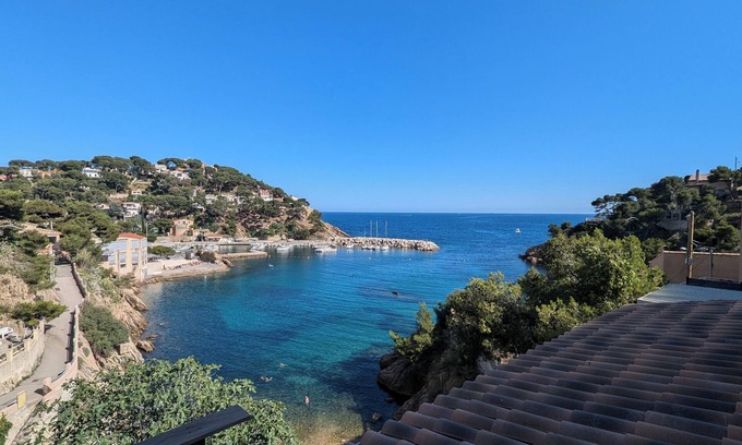 Ensues-la-Redonne Villa | L'Escapade beautiful 90m2 villa renovated in 2024, air-conditioned, waterfront.