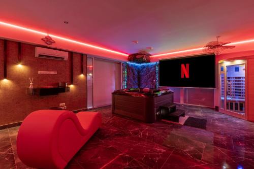 Vieille-Toulouse Apartment | L'Horizon - Suite romantique avec jacuzzi, sauna, piscine & vidéo projecteur