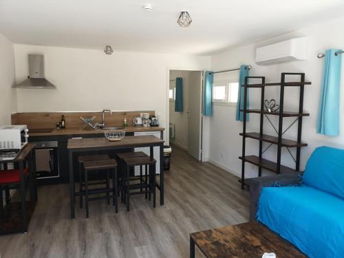 Saint-Mitre-les-Remparts Apartment | L'Olivier