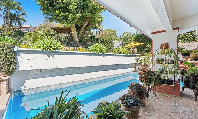 Cuernavaca House | La Casa del Arte with pool and Jacuzzi, palapa with barbecue and garden.