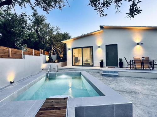 Agia Marina House | La casa di Bei-peaceful and secluded retreat with private pool- By Villa Mana Gers