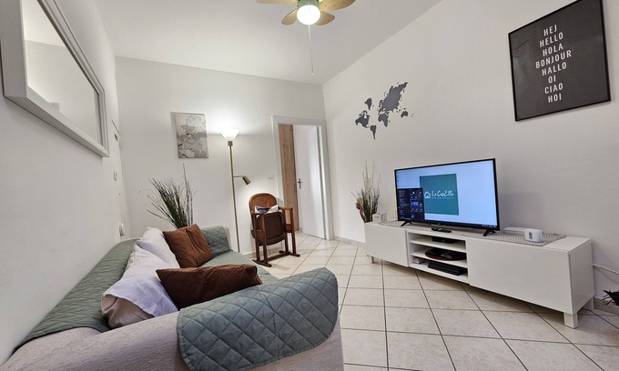 Jesi Apartment | [La Casetta] Bilocale Centrale con Terrazza Parcheggio Gratuito Wifi PS4 Minipc