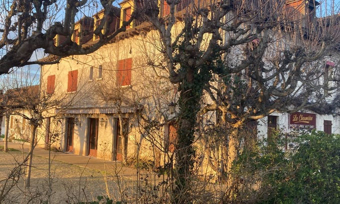 Villeneuve-sur-Allier House | La Chaumiere De L'Eau Sauvage