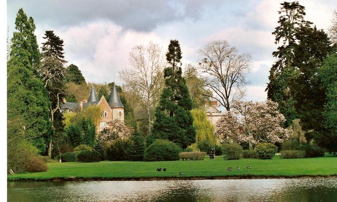 Villeneuve-sur-Allier Bed & Breakfast | La Demeure d'Aglaë