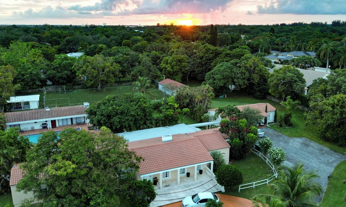 Glenvar Heights Cottage | La Finca Miami by SoFla Vacations
