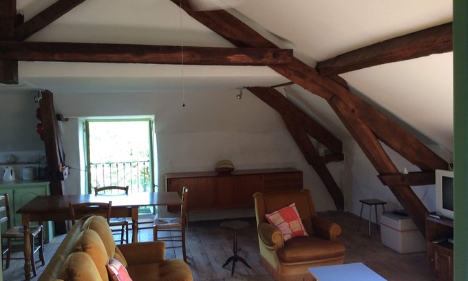 Eymoutiers Apartment | La Jolie Maison - Attic Apartment - min 7 days