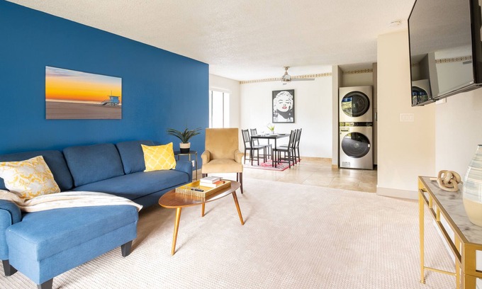 University City Apartment | La Jolla UTC w/ Pool & Hot Tub, Parking, King Bed