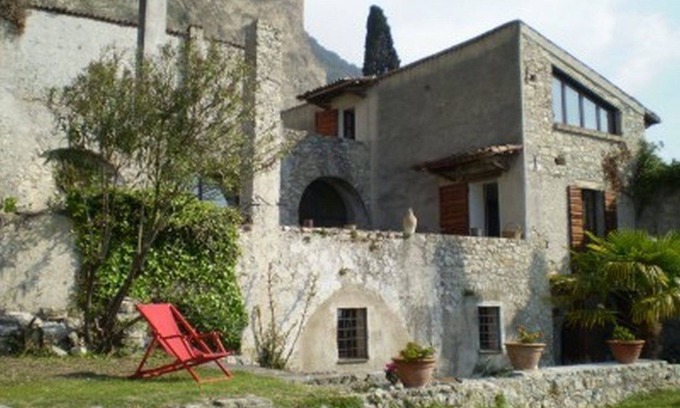 Gargnano Villa | La Limonaia Villa from a former Zitrnengewächshaus near the lake with pool