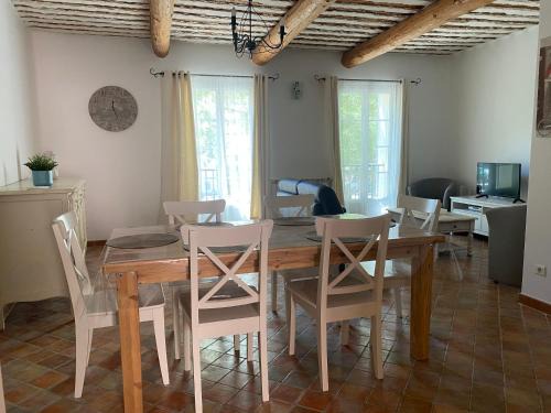 L'Isle-sur-la-Sorgue House | La maison des quais avec vue sur la Sorgue, terrasse, 2 chambres parking securise prive