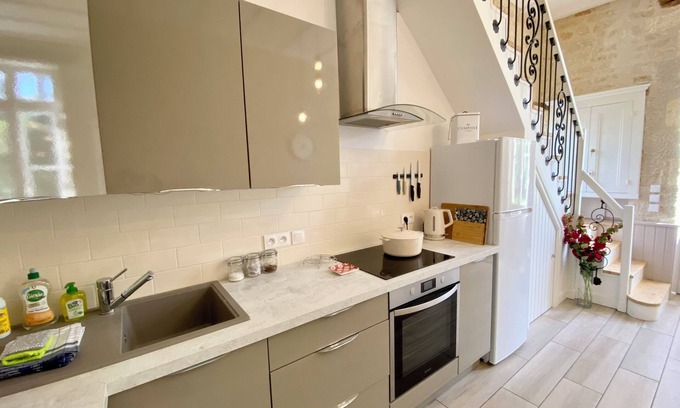 Aulnay Cottage | La Montgrande, Aulnay. Gîte within walking distance to bars restaurants