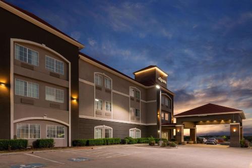 Bridgeport Hotel | La Quinta by Wyndham Bridgeport