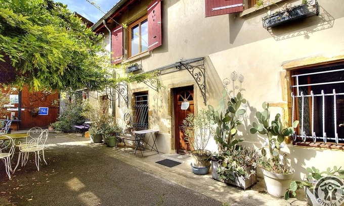 Vaulx En Velin Village Apartment | La Roue Avant - VAULX EN VELIN